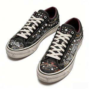 Chaussures de skate basses personnalisées pour hommes, en toile vintage vieillie avec rivets punk et broderies d'épines - Product Image 2