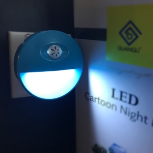 Lampe murale minimaliste OEM A84 LED avec capteur automatique jour/nuit et matériau ABS pour chambre d'enfant, salon et couloir. - Product Image 3