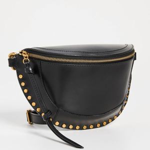 Bolso de Cintura Personalizado para Mujer en Cuero Vegano Negro con Detalles Metálicos Dorados y Cierre de Cremallera Envolvente - Product Image 5