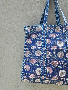 Bolso tote de algodón acolchado hecho a mano de estilo lujoso / Bolso floral reversible para uso diario de mujer - Product Image 5