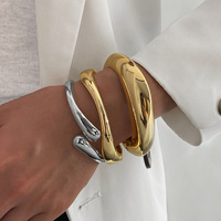 Bracelet manchette asymétrique en forme de goutte d'eau, plaqué or/argent, motif géométrique ondulé, pour femme, en métal épais et lisse, style minimaliste et tendance