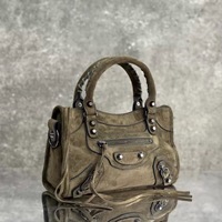 Sac bandoulière en velours style familial Ba avec fermeture éclair, design biker chic et épuré orné de clous, détail pompon élégant pour femme