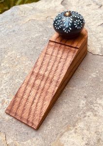 Barrière anti-courant d'air au sol en bois massif ADC avec bouton floral foncé et bouton en céramique florale pour entrée de maison - Product Image 1