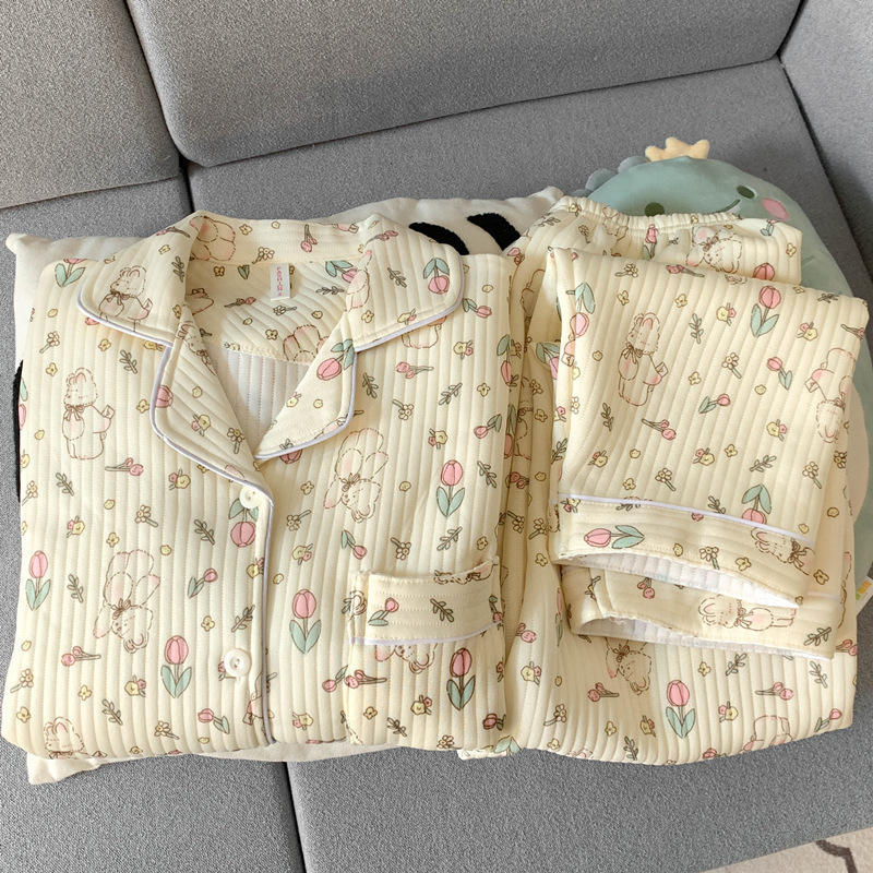 สีเหลืองอ่อนและลายดอกไม้