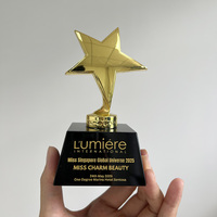 Petit trophée personnalisé en métal doré avec MH-J146 de base noire