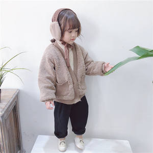 Cintres en plastique pour manteaux d'hiver en laine et fourrure de vison pour filles, fabriqués en Chine à Shanghai, avec support en caoutchouc pour vêtements d'enfants - Product Image 5