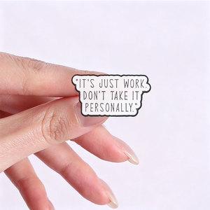 Pin esmaltado con citas satíricas sobre el lugar de trabajo: <span class=keywords><strong>No</strong></span> tienes que ser loco para <span class=keywords><strong>trabajar</strong></span> aquí, nos formaremos contigo. Broche, insignia para solapa de bolso, joyería. - Product Image 3