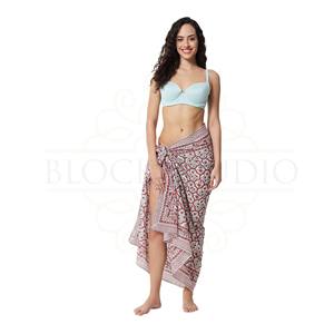 Pareo de Algodón con Estampado a Mano en Rojo Baya y Rosa Coral para Mujer, Ligero, para Usar como Cubrebañador, Ropa de Playa y Resort para el Verano - Product Image 4