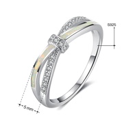 Vente en gros de bague en argent 925 avec pierres précieuses pour femmes, géométrie tendance, opale de feu blanche, zircon carré avec incrustation de griffes pour fêtes de fiançailles
