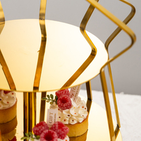 Luxuriöser Weihnachts-Dessertständer aus Goldfarbenem Edelstahl mit Drei Ebenen und Weißen Tellern für Hotel, Restaurant, Hochzeit und Buffet