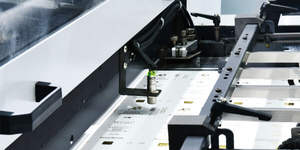 آلة قطع ورق الكرتون والورق المقوى الأوتوماتيكية من الورق المقوى مع تقطيع القوالب من Dayuan BHT 1060SCE مع تقطيع الورق المقوى - Product Image 5