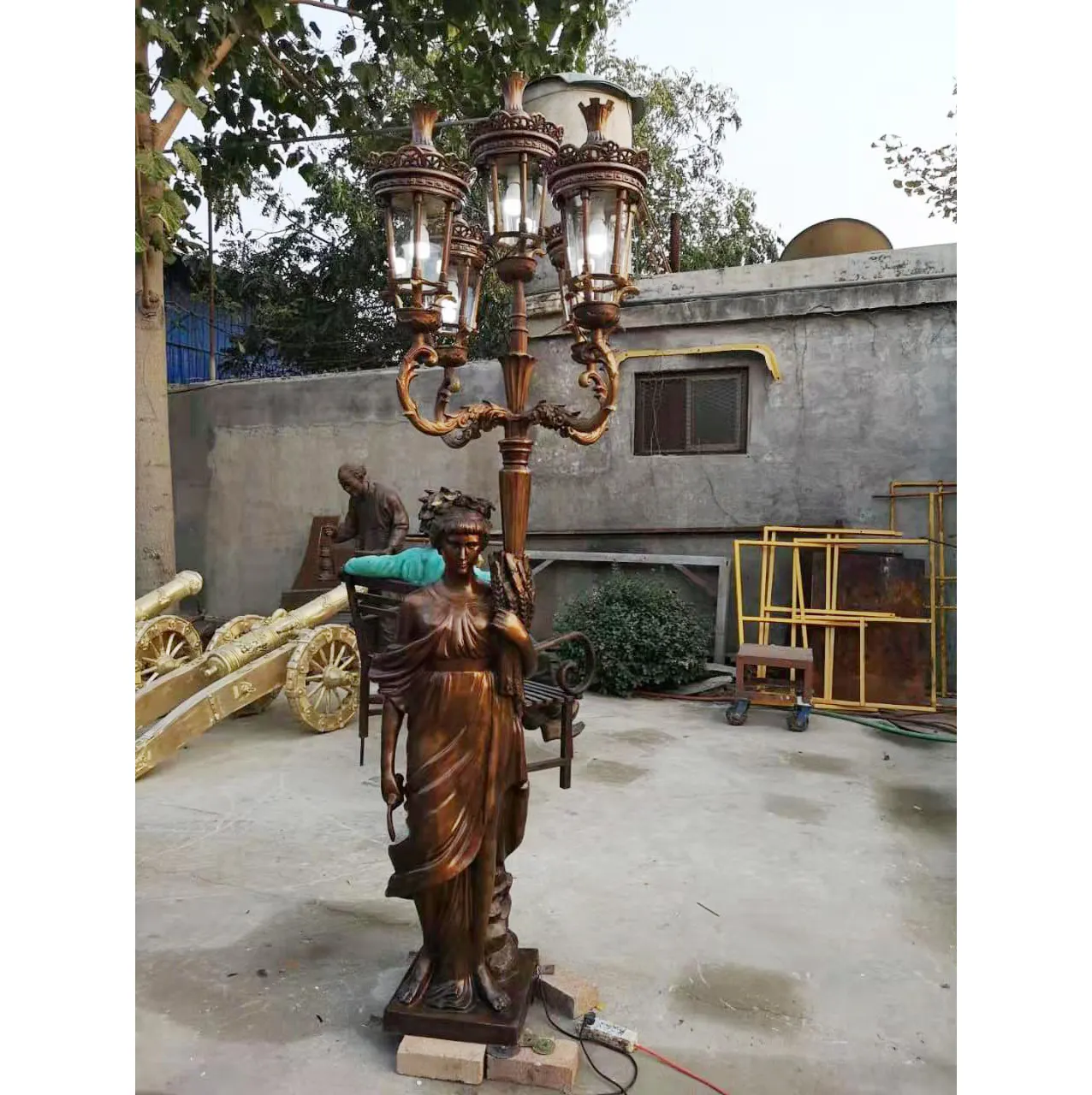 Statue d'art artisanal en métal Décoration extérieure Sculpture en bronze avec lampe