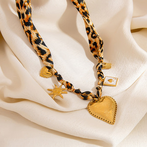 Collar de Seda con Colgante de Corazón con Estampado de Leopardo, Joyería de Moda de Acero Inoxidable - Product Image 1