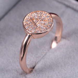 Anello minimalista con lettera A per donna, tono rosa, design con intarsi scintillanti, gioielli alla moda - Product Image 5