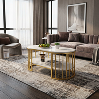 Table basse ovale élégante en marbre blanc avec base en grille verticale dorée et rangement pour suite de bureau de luxe