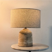 Lampe de table contemporaine au design moderne avec abat-jour en tissu, base en travertin jaune naturel rétro