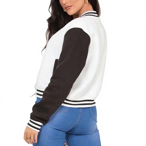 Chaqueta Varsity Blanca y Negra Transpirable de Invierno con Bordado de la Letra B, Cierre de Botones Cubiertos, Corte Regular, Estilo Preppy, Ajustada y Corta - Product Image 2