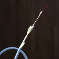 Câble à fibre optique mono 5,0 mm à double gaine, câble de dérivation interne 4,6 mm G657a2 pour les activités de livraison FTTH dans les bâtiments