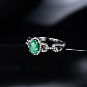แหวนเงินแท้ S925 ประดับพลอยธรรมชาติทรงรี 5x7 มม. สีเขียวมรกตสังเคราะห์ ประดับเพชร CZ และมอยส์ซาไนต์ ดีไซน์อินฟินิตี้ สำหรับผู้หญิง - Product Image 3