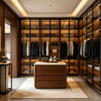 Système de dressing moderne de luxe en bois massif avec porte vitrée, éclairage intelligent, mobilier de maison écologique personnalisable pour villa principale