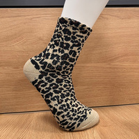 Chaussettes de Pilates en gros à faible MOQ, chaussettes mi-mollet à imprimé animal pour studios de danse, studios de yoga, et approvisionnement pour marques de détail
