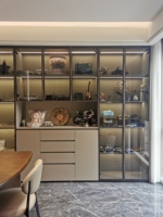 Armoire de chambre composite avec incrustation métallique ivoire, fond en marbre, comptoir intégré et miroir
