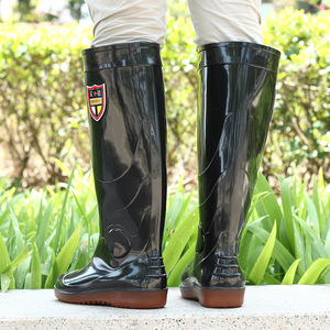 Botas de lluvia de goma extra altas de 45 cm para hombre, antideslizantes, resistentes al desgaste, impermeables, para trabajo, color negro sólido, sin cordones, tacón bajo - Product Image 3