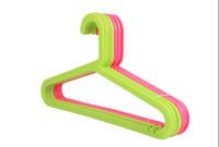 Cintre en plastique plat antidérapant coloré économique personnalisable à faible quantité minimale de commande pour la conception des enfants pour les magasins de vêtements et les magasins