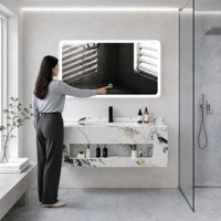 Meuble-lavabo de salle de bain en pierre frittée intégrée Calacatta Blanc, armoire flottante avec rangement ouvert, miroir LED à coins arrondis et robinet noir