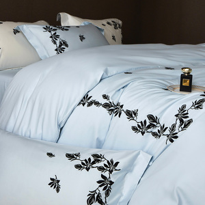 <span class=keywords><strong>Housse</strong></span> <span class=keywords><strong>de</strong></span> <span class=keywords><strong>couette</strong></span> blanche minimaliste avec broderie florale noire, tissage <span class=keywords><strong>satin</strong></span>é <span class=keywords><strong>haut</strong></span> <span class=keywords><strong>de</strong></span> <span class=keywords><strong>gamme</strong></span> - Product Image 4