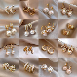 Boucles <span class=keywords><strong>d</strong></span>'oreilles géométriques en argent rétro de luxe français avec fleurs en diamant et perles, accessoire de mode polyvalent haut de gamme pour femmes - Product Image 1