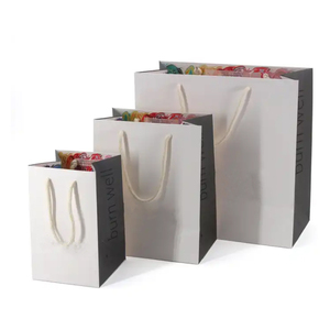 <span class=keywords><strong>Bolsas</strong></span> <span class=keywords><strong>de</strong></span> <span class=keywords><strong>Papel</strong></span> para Regalo y Compras con Asas <span class=keywords><strong>de</strong></span> Cinta Impresas <span class=keywords><strong>Personalizadas</strong></span> <span class=keywords><strong>de</strong></span> Lujo al <span class=keywords><strong>por</strong></span> <span class=keywords><strong>Mayor</strong></span> para Ropa con su Propio Logotipo - Product Image 6