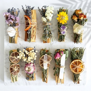 Paquete de Madera Sagrada de <span class=keywords><strong>Palo</strong></span> <span class=keywords><strong>Santo</strong></span> de Alta Resina con Flores de Lavanda, <span class=keywords><strong>Romero</strong></span> <span class=keywords><strong>y</strong></span> Varillas de Incienso de Cristal para Purificar, Limpiar <span class=keywords><strong>y</strong></span> Curar - Product Image 1