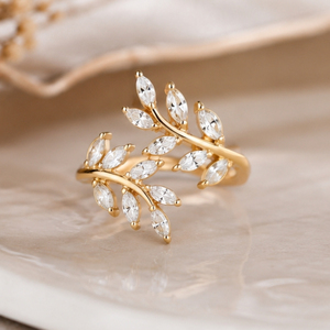 Anillo Ajustable con Hojas Chapadas en Oro y Circonita Cúbica, Anillo Abierto con Diseño Floral Inspirado en la Naturaleza para Mujer - Product Image 3