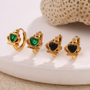 Boucles d'oreilles créoles couronne en acier inoxydable plaqué or 18 carats avec serti clos, bijoux élégants et tendance, idéal pour un cadeau - Product Image 3