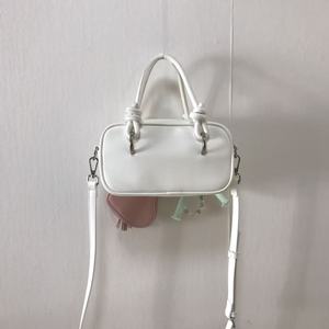 Sac seau OEM blanc en PU pour femme avec fermeture éclair, poignée supérieure, sac à bandoulière, breloque cœur rose, porte-clés à pompon, pendentif nœud menthe - Product Image 4