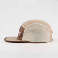 Casquette de sport d'extérieur personnalisée en gros à 5 panneaux pour la course et le camping, avec trous découpés au laser, impression réfléchissante, séchage rapide et respirante