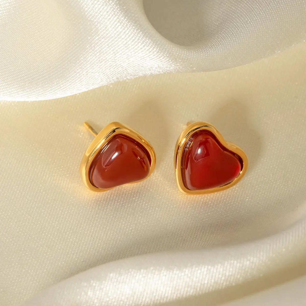 قرط عيد الحب من الفولاذ المقاوم للصدأ على شكل قلب مجوهرات راقية حجر طبيعي قلب أحمر للنساء