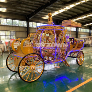 Chariot électrique orné doré en forme de citrouille avec intérieur rose pour les visites touristiques des châteaux et parcs - Product Image 5