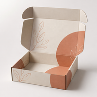 Boîte d'emballage personnalisée en carton ondulé beige terre cuite avec logo botanique pour l'envoi de produits de soin et d'habillement par abonnement