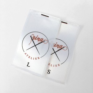 Thẻ Đeo Cổ Chữ Số Nhiều Màu Sắc Cắt Thẳng Tùy Chỉnh Giá Rẻ Nhãn Dệt Cổ Bằng Satin - Product Image 1