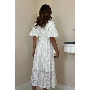 เดรสทรงเอไลน์แขนบอลลูนสีขาวนวลแบบขายส่ง คอทรงโอ เอวธรรมชาติ ผ้าทอระบายอากาศได้ดี เหมาะสำหรับใส่ในชีวิตประจำวัน สไตล์ลำลอง - Product Image 1