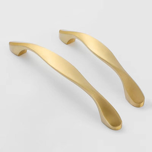 Poignée <span class=keywords><strong>de</strong></span> meuble torsadée moderne en laiton doré, poignée <span class=keywords><strong>de</strong></span> tiroir, poignées <span class=keywords><strong>de</strong></span> meuble <span class=keywords><strong>de</strong></span> cuisine, boutons symétriques, barres - Product Image 2