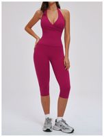 Ensemble de sport pour femme avec débardeur de yoga à col en V profond superposé et dos nu, et pantalon court taille haute sculptant les hanches à imprimé esthétique, toucher doux comme du beurre