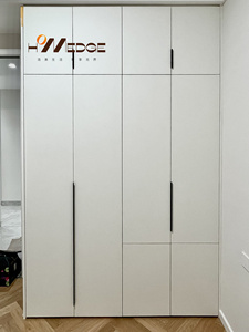 Robuster, umwelt freundlicher, moderner, freistehender Schlafzimmer schrank aus weißem Glanz aus Holz mit verstellbaren Regalen und Metall griffen - Product Image 2