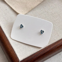 Anting Tusuk Bunga Iris Biru Kecil nan Indah untuk Wanita, Perhiasan Tindik Telinga Floral Serbaguna, Tidak Perlu Dilepas