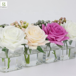 L'alta qualità ha personalizzato la rosa artificiale con la disposizione floreale della bacca con il <span class=keywords><strong>vaso</strong></span> di vetro chiaro quadrato e l'acqua - Product Image 3
