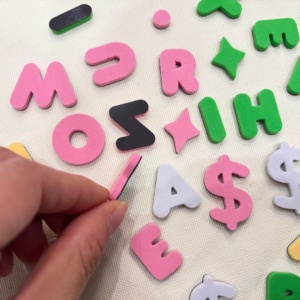 Aimants de réfrigérateur en EVA avec lettres <span class=keywords><strong>et</strong></span> chiffres <span class=keywords><strong>anglais</strong></span> de couleur personnalisée, autocollants magnétiques éducatifs, jouet éducatif pour l'apprentissage précoce des enfants - Product Image 3