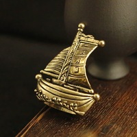 Nouvel ornement de bureau en laiton doré antique en forme de voilier, sur le thème du vent et des vagues, en cuivre