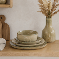 Vaisselle en grès artisanal, glaçure réactive vert olive, motif fleurs sauvages en relief, assiette, bol et tasse en céramique pour la table et cadeau de mariage